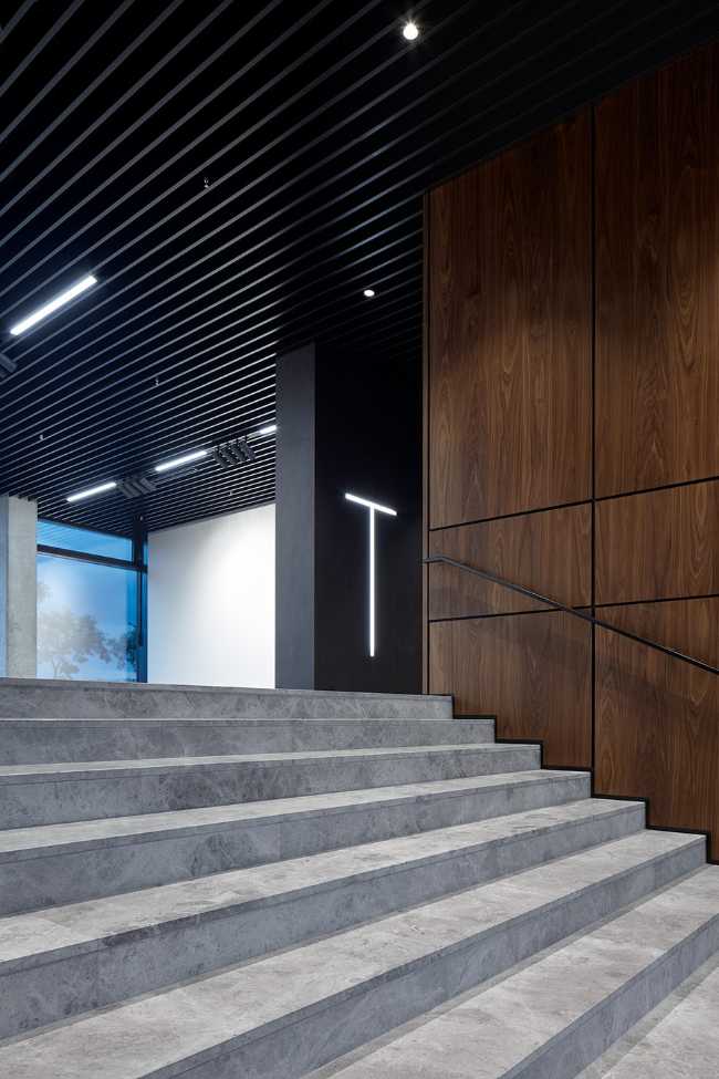 The facade of the new J&T corporate headquarters reflects the abstract painting which combines rationality, technology and irregularity