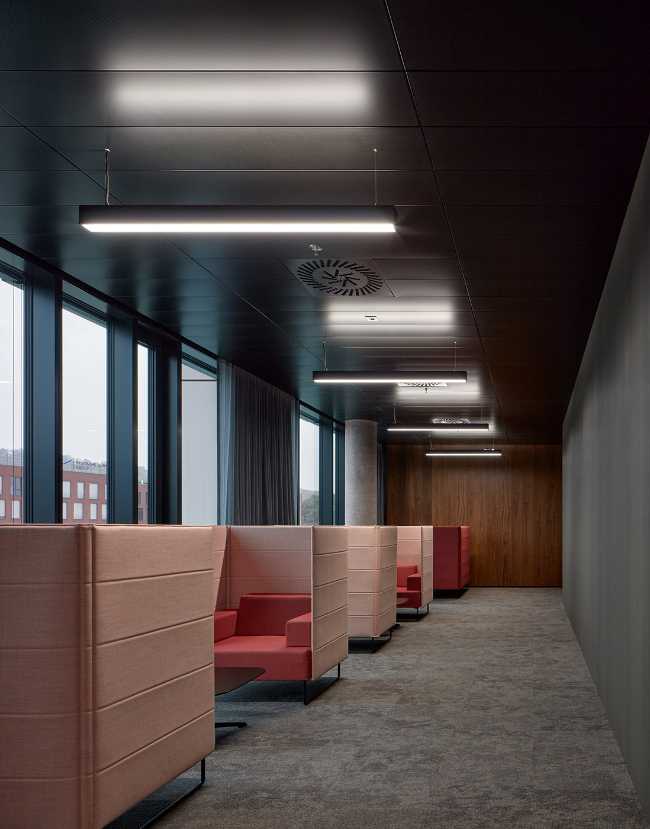 The facade of the new J&T corporate headquarters reflects the abstract painting which combines rationality, technology and irregularity