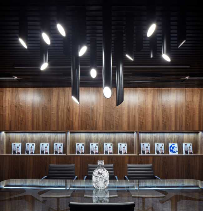 The facade of the new J&T corporate headquarters reflects the abstract painting which combines rationality, technology and irregularity