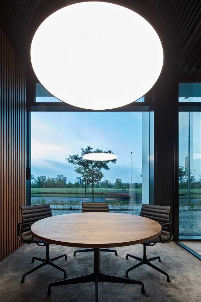 The facade of the new J&T corporate headquarters reflects the abstract painting which combines rationality, technology and irregularity