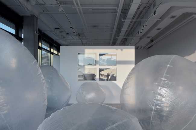 The facade of the new J&T corporate headquarters reflects the abstract painting which combines rationality, technology and irregularity