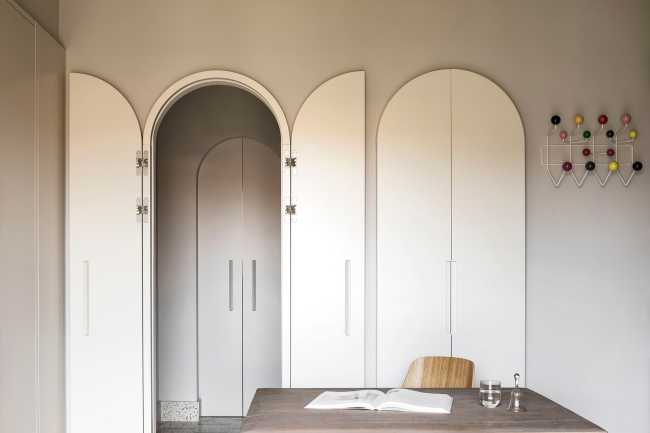 Above the treetops of Milan, in a light-filled apartment functionality and aesthetics vie for the throne