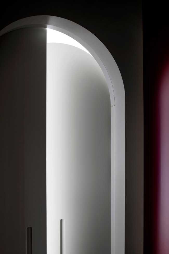 Above the treetops of Milan, in a light-filled apartment functionality and aesthetics vie for the throne