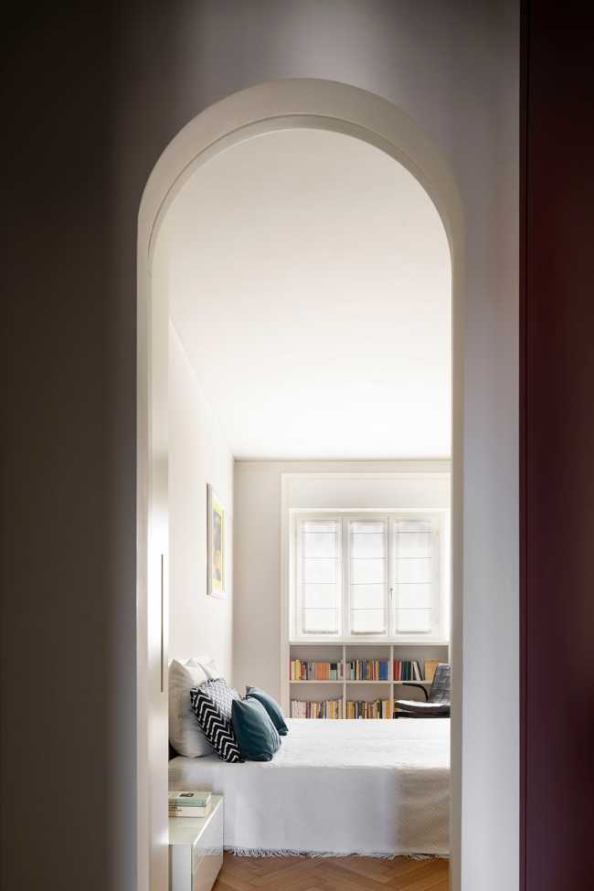 Above the treetops of Milan, in a light-filled apartment functionality and aesthetics vie for the throne