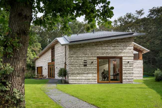 Villa Bakkum, a tripod with legs stretched out in the landscape