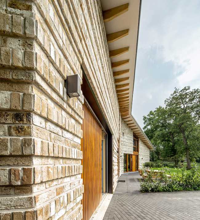 Villa Bakkum, a tripod with legs stretched out in the landscape