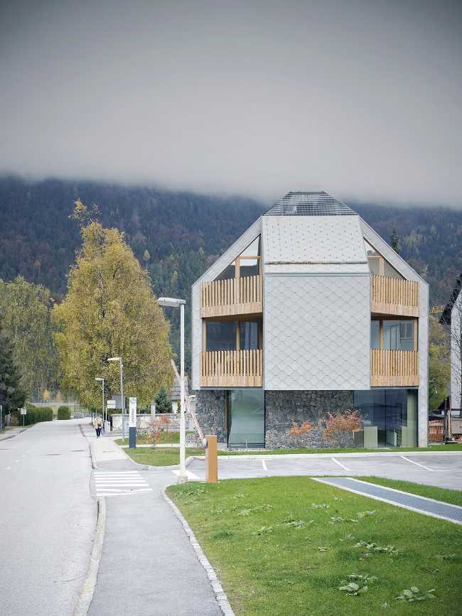 Alpine Sky Apartments, association de bois et de métal pour le complexe touristique en haute altitude