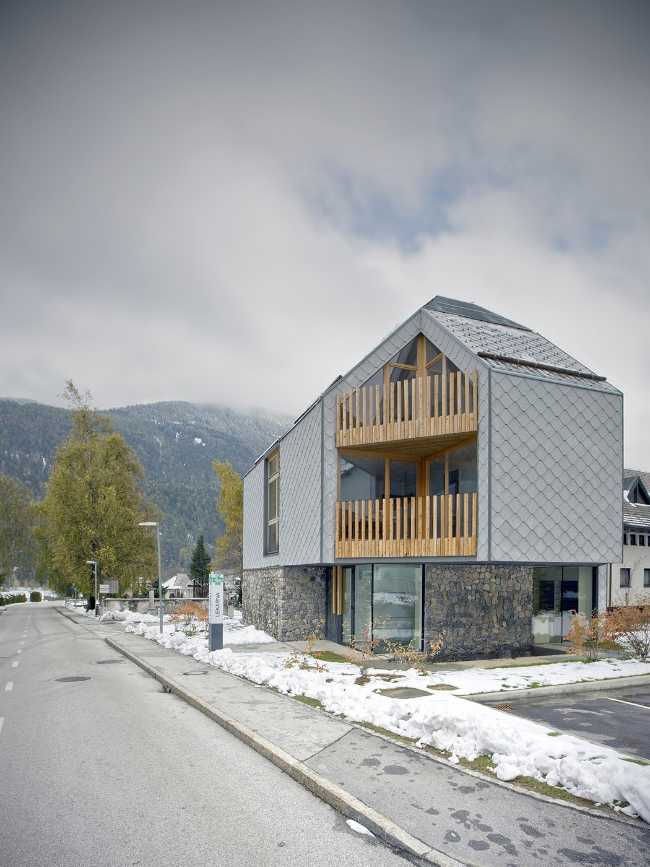 Alpine Sky Apartments, association de bois et de métal pour le complexe touristique en haute altitude