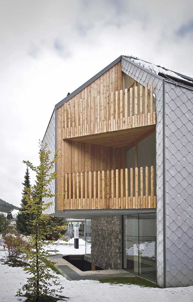 Alpine Sky Apartments, association de bois et de métal pour le complexe touristique en haute altitude