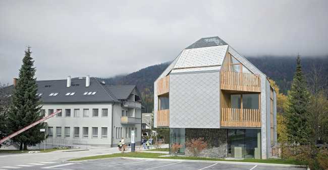Alpine Sky Apartments, association de bois et de métal pour le complexe touristique en haute altitude
