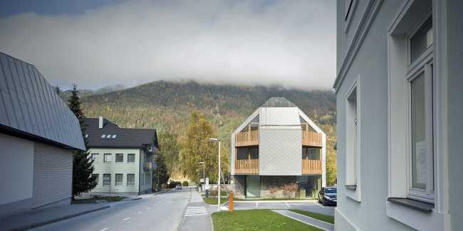 Alpine Sky Apartments, association de bois et de métal pour le complexe touristique en haute altitude