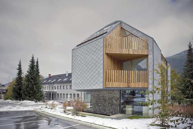 Alpine Sky Apartments, association de bois et de métal pour le complexe touristique en haute altitude