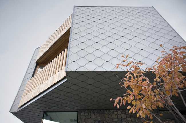 Alpine Sky Apartments, association de bois et de métal pour le complexe touristique en haute altitude