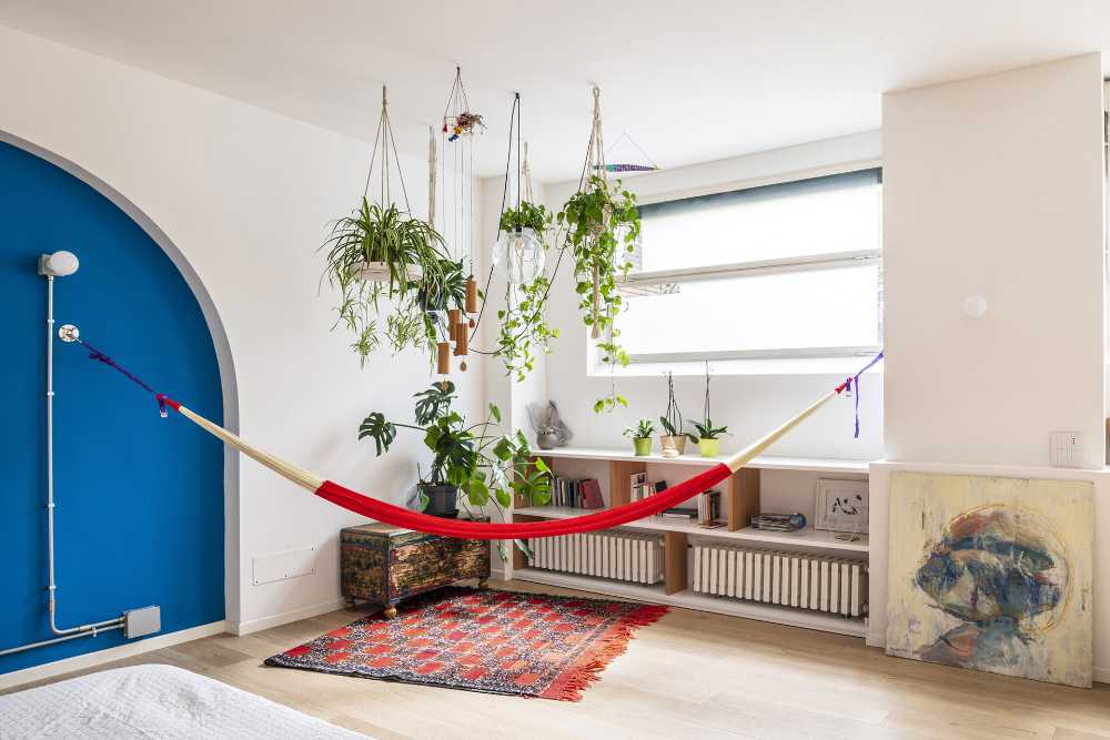 Mexique et nuages. Couleurs vives, pièces vintage et meubles sur mesure pour un logement jeune et frais.