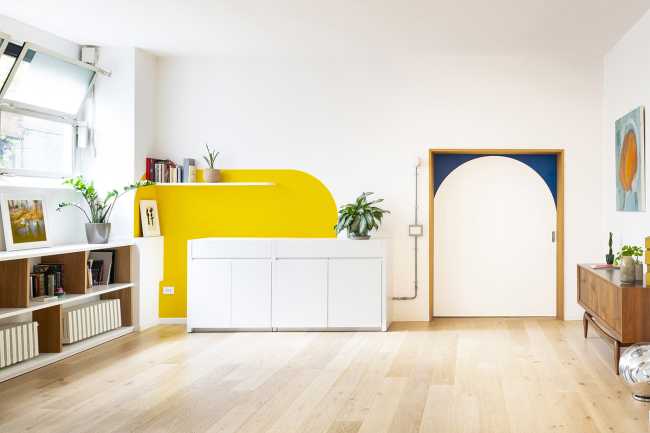 Messico e nuvole. Colori vivaci, pezzi vintage e mobili su misura per un alloggio giovane e fresco