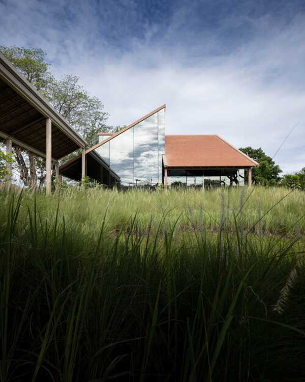 Patom, el pueblo ecológico que combina la sabiduría de la tradición con una estética atrevida y moderna