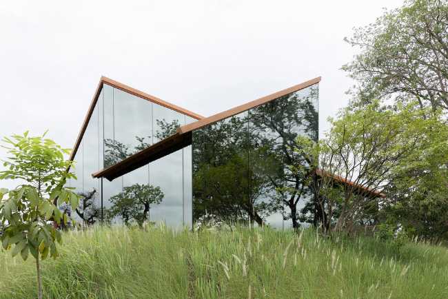 Patom, el pueblo ecológico que combina la sabiduría de la tradición con una estética atrevida y moderna