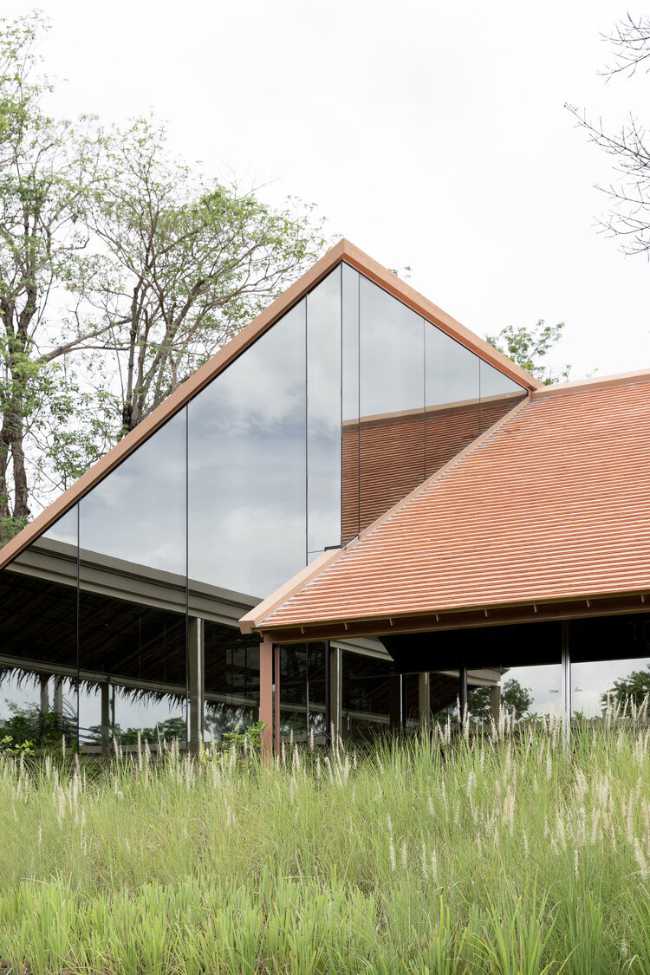 Patom, el pueblo ecológico que combina la sabiduría de la tradición con una estética atrevida y moderna