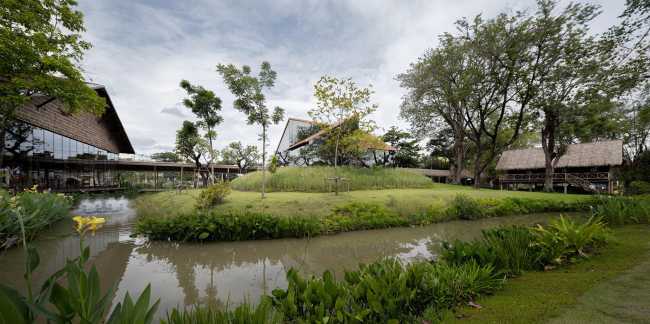 Patom, el pueblo ecológico que combina la sabiduría de la tradición con una estética atrevida y moderna