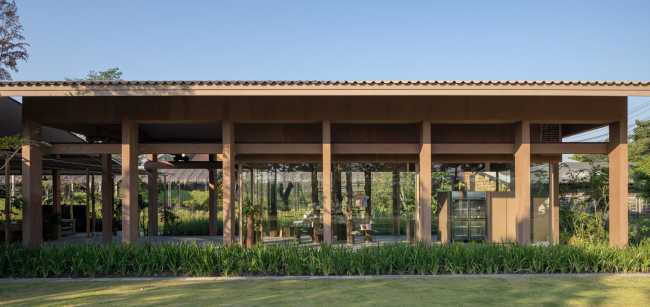 Patom, el pueblo ecológico que combina la sabiduría de la tradición con una estética atrevida y moderna