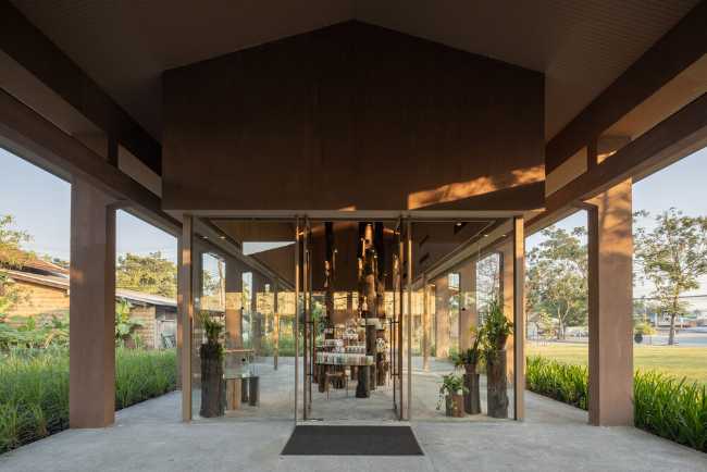 Patom, el pueblo ecológico que combina la sabiduría de la tradición con una estética atrevida y moderna