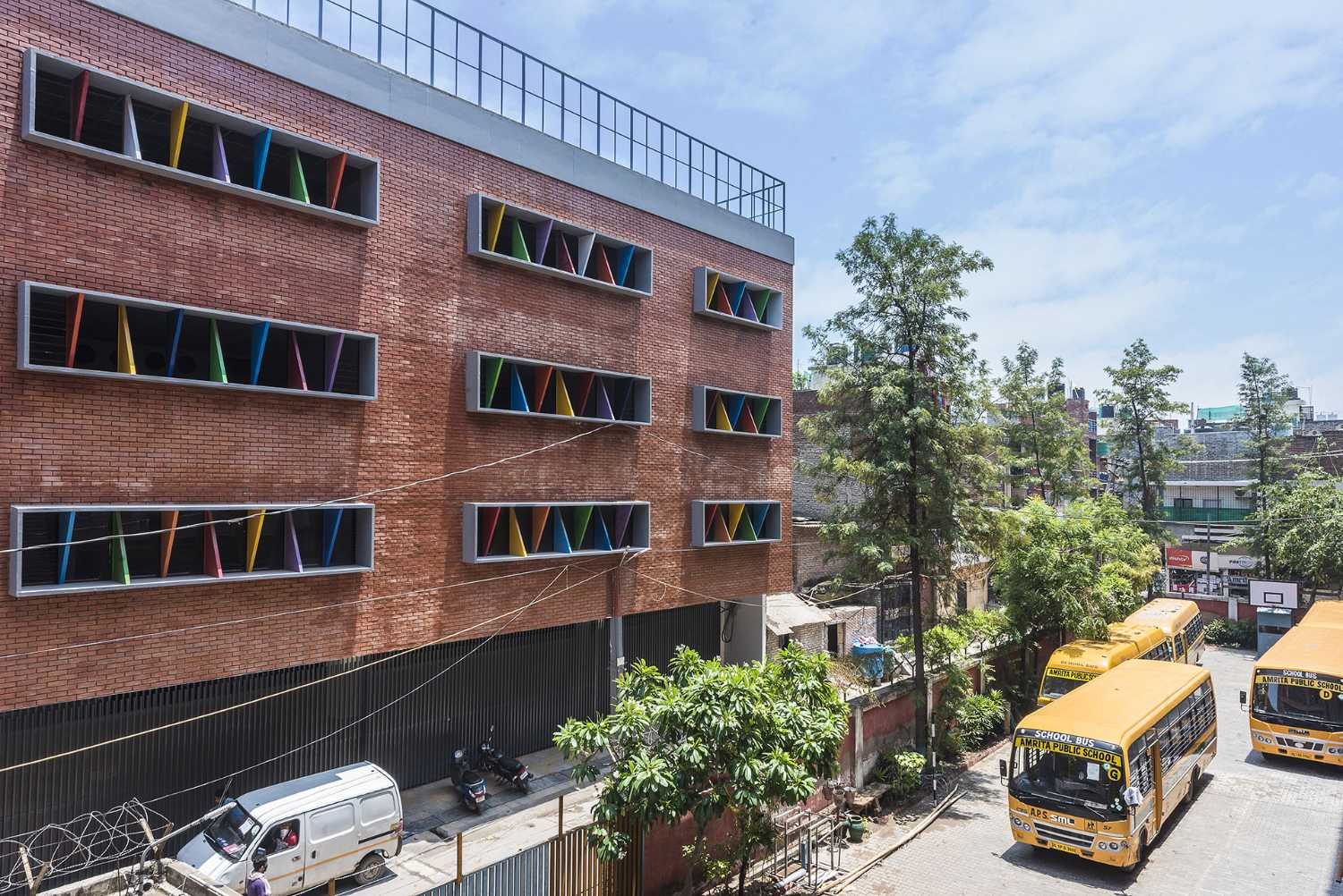 Urdaa School. Un espacio colorido y sostenible para acompañar a los niños en su crecimiento