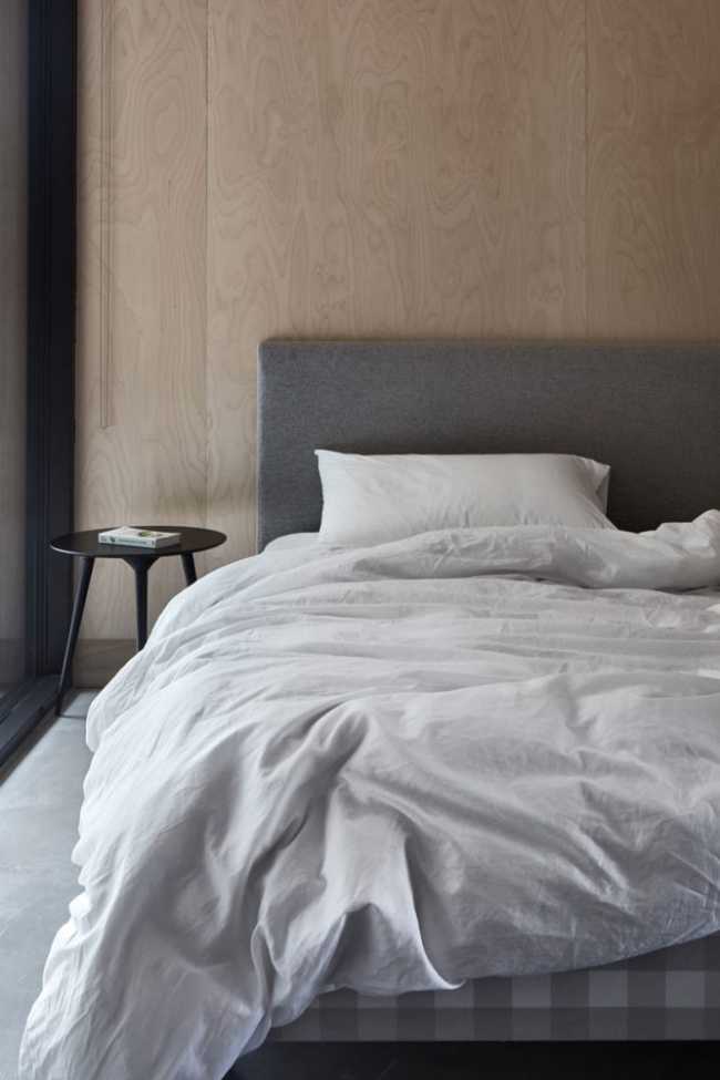 Boathouse in legno carbonizzato. Piani paralleli in legno costruiscono uno spazio etereo sulla riva del lago