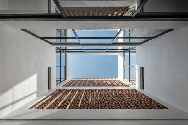 Mar Mediterráneo 34: a new materialityregeneratestheeclectic French-stylespaces