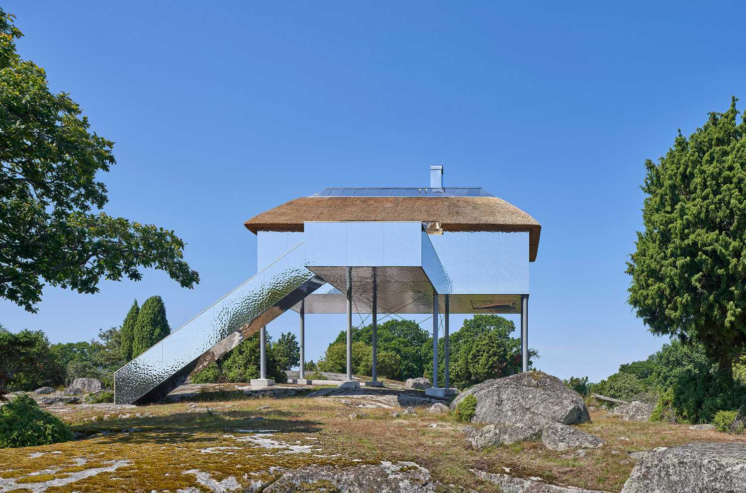 Synvillan, l'illusion d'une maison se dissolvant dans la nature scandinave