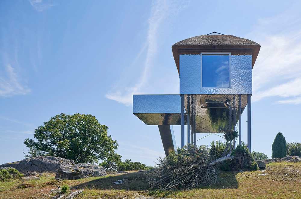 Synvillan, the illusion of a house dissolving in Scandinavian nature
