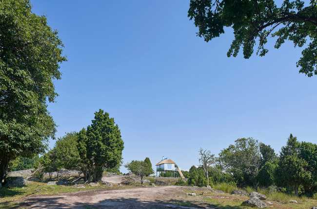 Synvillan, the illusion of a house dissolving in Scandinavian nature