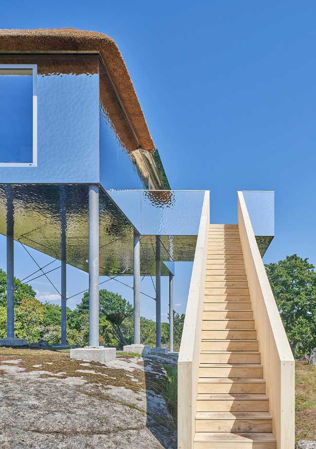 Synvillan, the illusion of a house dissolving in Scandinavian nature