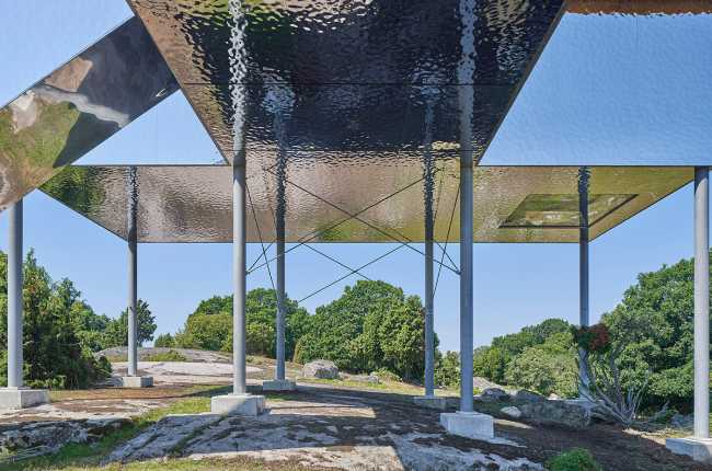 Synvillan, the illusion of a house dissolving in Scandinavian nature