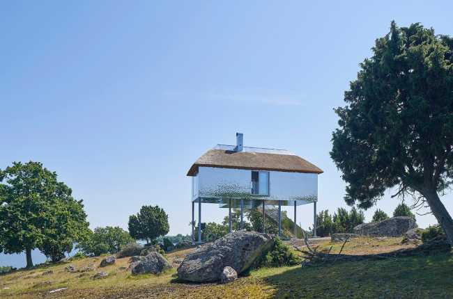 Synvillan, the illusion of a house dissolving in Scandinavian nature