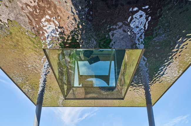 Synvillan, the illusion of a house dissolving in Scandinavian nature