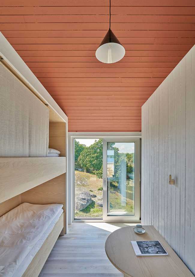 Synvillan, the illusion of a house dissolving in Scandinavian nature