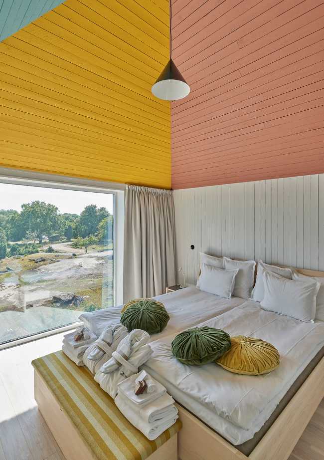 Synvillan, the illusion of a house dissolving in Scandinavian nature