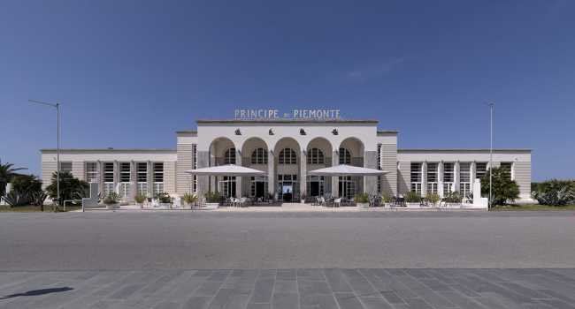 Una pergola bioclimatica regala un nuovo e moderno spazio outdoor al Principe di Piemonte di Viareggio