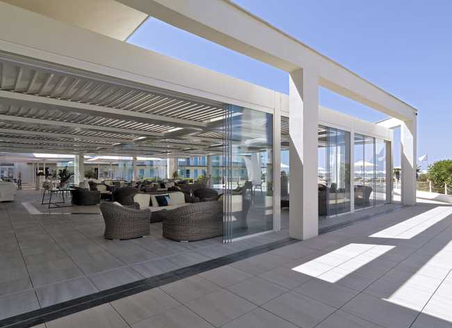 Una pergola bioclimatica regala un nuovo e moderno spazio outdoor al Principe di Piemonte di Viareggio