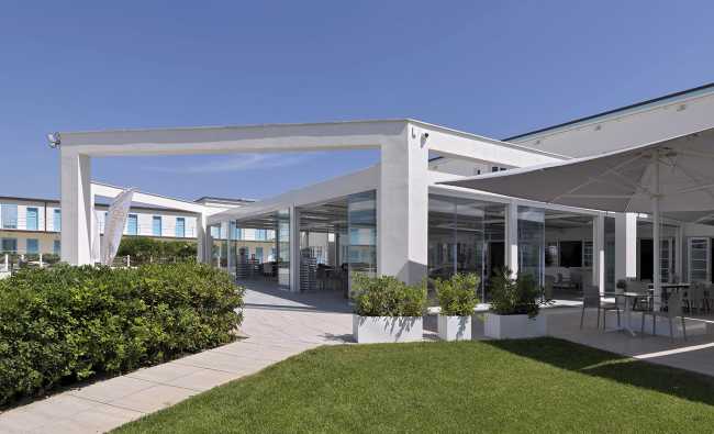 Una pergola bioclimatica regala un nuovo e moderno spazio outdoor al Principe di Piemonte di Viareggio