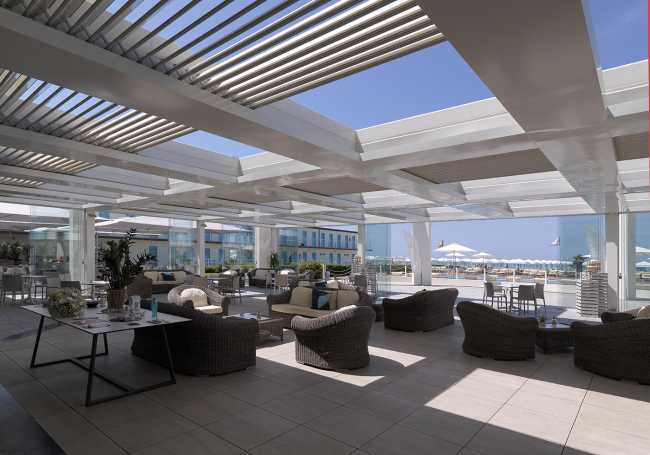 Una pergola bioclimatica regala un nuovo e moderno spazio outdoor al Principe di Piemonte di Viareggio