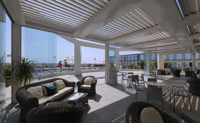 Una pergola bioclimatica regala un nuovo e moderno spazio outdoor al Principe di Piemonte di Viareggio