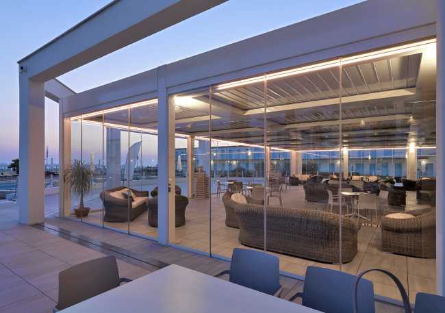 Una pergola bioclimatica regala un nuovo e moderno spazio outdoor al Principe di Piemonte di Viareggio