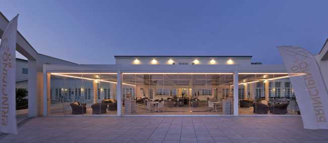 Una pergola bioclimatica regala un nuovo e moderno spazio outdoor al Principe di Piemonte di Viareggio