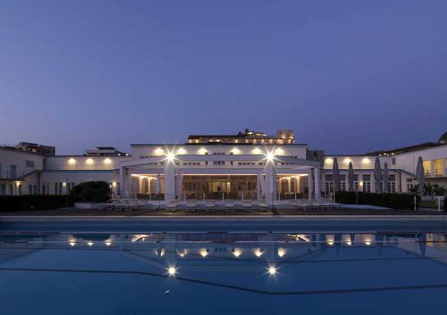 Una pergola bioclimatica regala un nuovo e moderno spazio outdoor al Principe di Piemonte di Viareggio