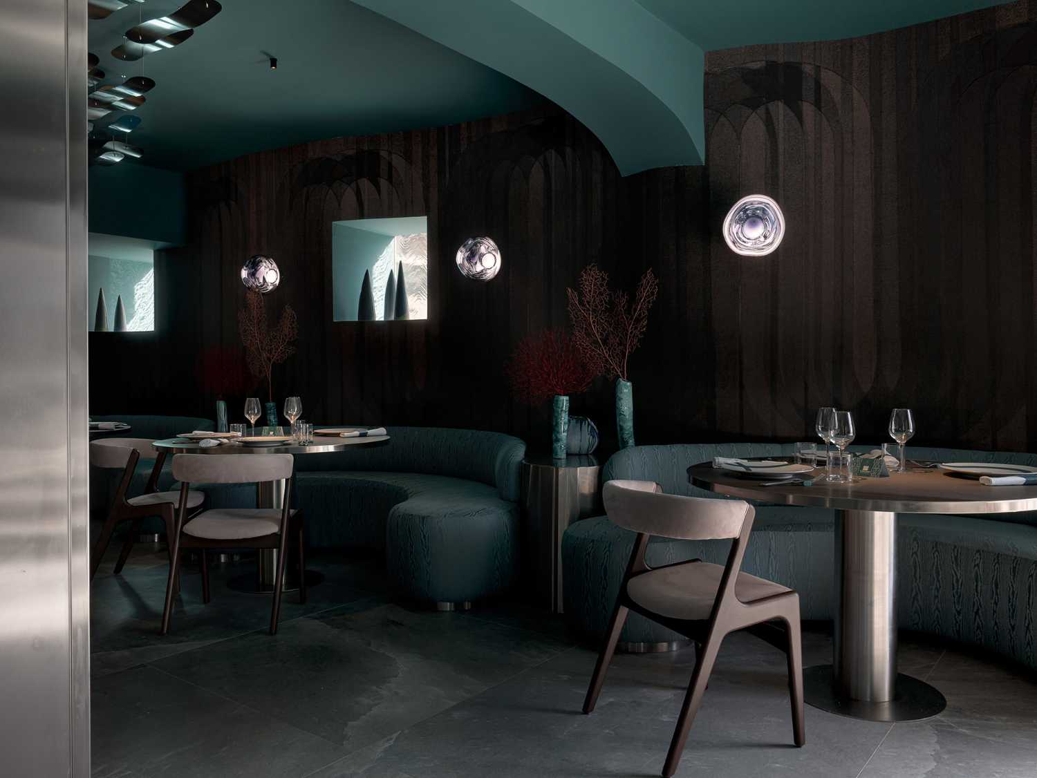 Aqua, drink in restaurant: el diseño interior que nos proyecta en un pecio en el fondo del mar