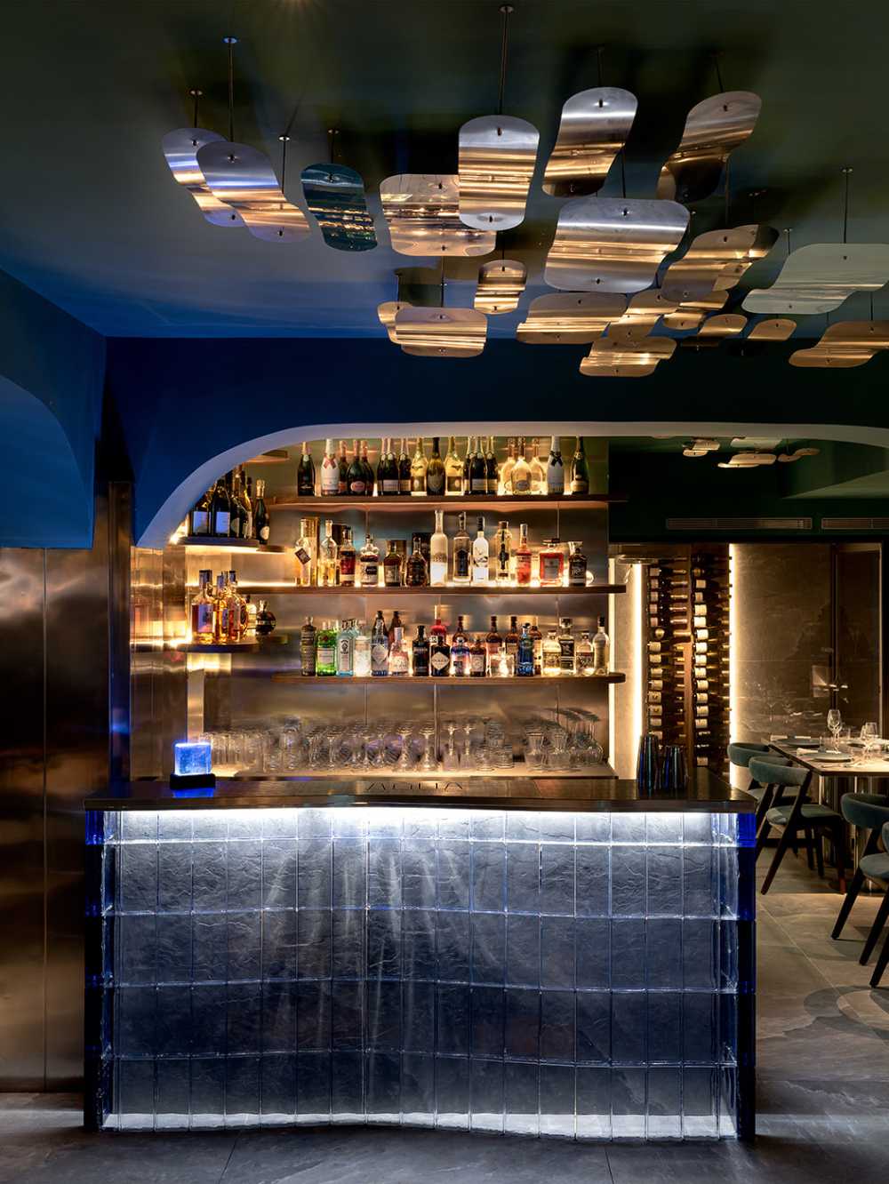 Aqua, drink in restaurant: an interior design projecting us into a wreck at the bottom of the sea