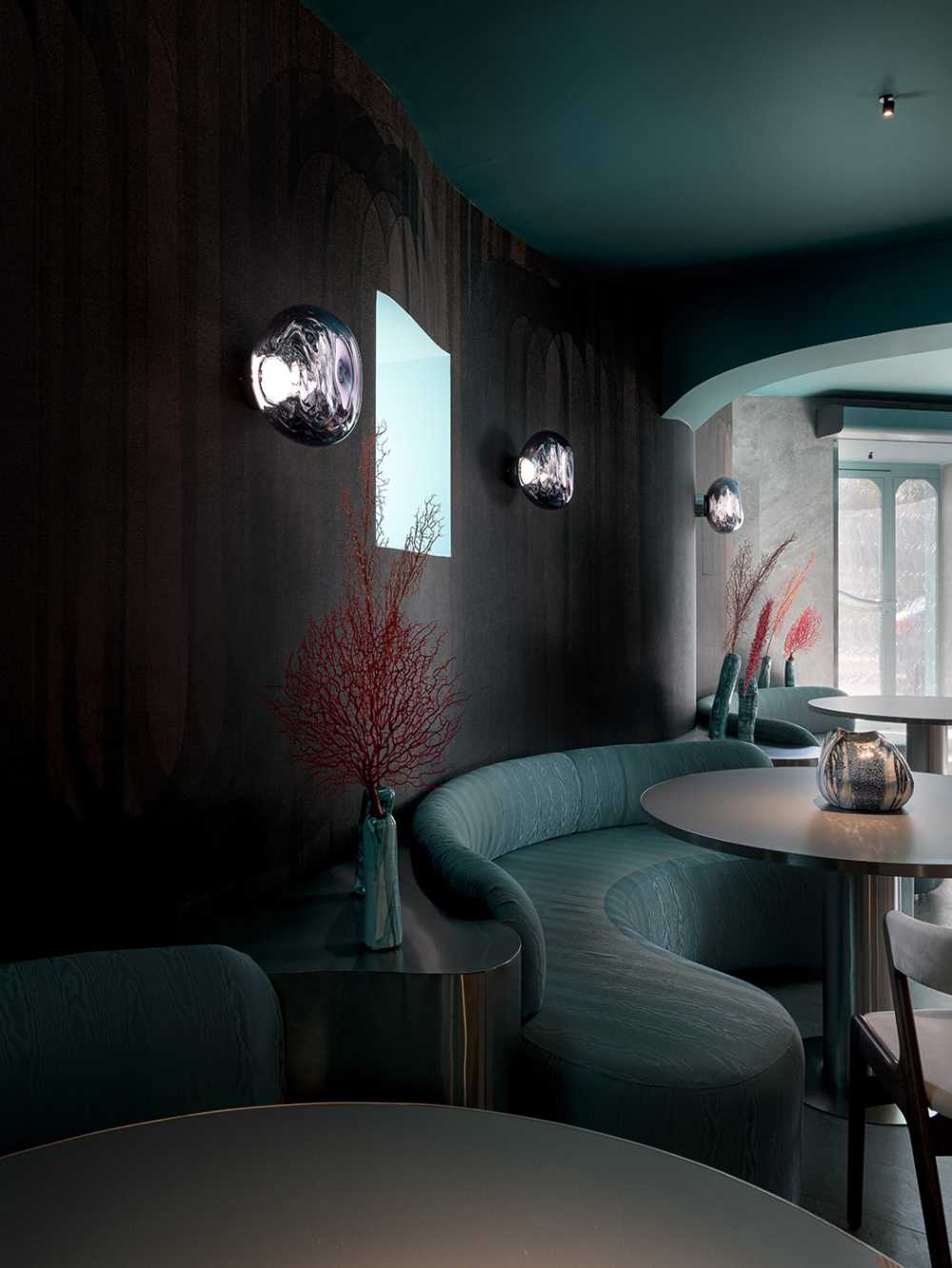 Aqua, drink in restaurant: an interior design projecting us into a wreck at the bottom of the sea