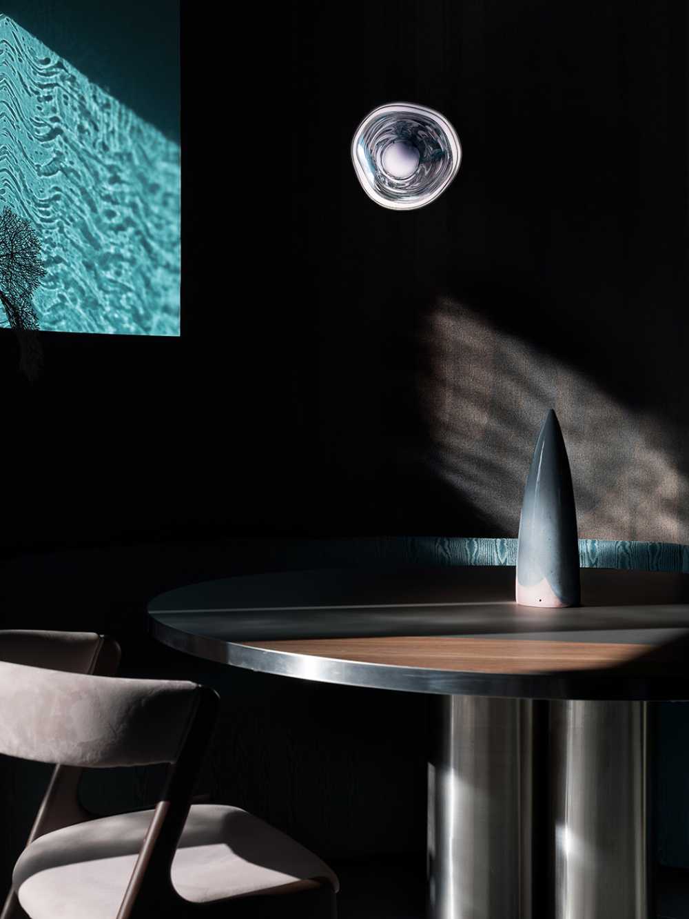 Aqua, drink in restaurant: an interior design projecting us into a wreck at the bottom of the sea