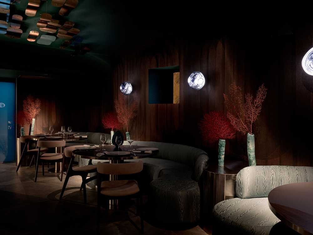 Aqua, drink in restaurant: an interior design projecting us into a wreck at the bottom of the sea